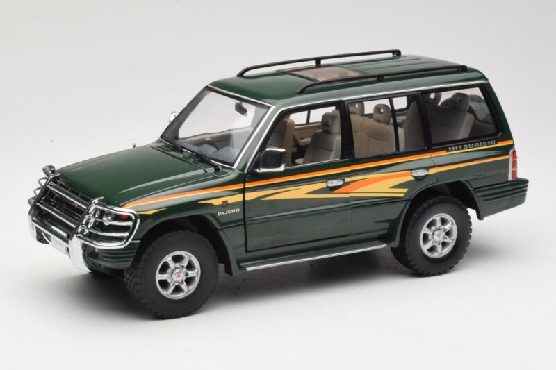 Mitsubishi Pajero V20 LWB Žalias Sun Star 1:18 1225 Metalas