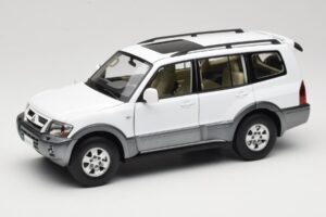 Mitsubishi Pajero V73 Baltas YC Model 1:18 241218040103010206 Metalas