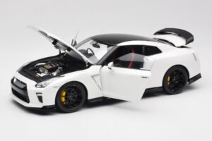 Nissan GT-R R35 Track Edition NISMO Pearl White MotorHelix 1:18 M83518 Metalas - nuotrauka 2 iš 8