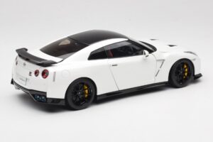 Nissan GT-R R35 Track Edition NISMO Pearl White MotorHelix 1:18 M83518 Metalas - nuotrauka 3 iš 8
