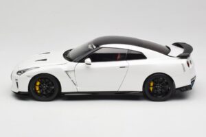 Nissan GT-R R35 Track Edition NISMO Pearl White MotorHelix 1:18 M83518 Metalas - nuotrauka 4 iš 8