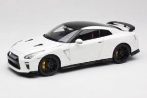 Nissan GT-R R35 Track Edition NISMO Pearl White MotorHelix 1:18 M83518 Metalas