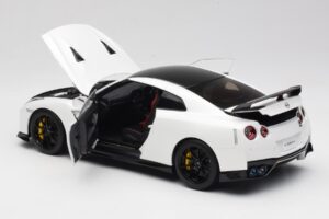Nissan GT-R R35 Track Edition NISMO Pearl White MotorHelix 1:18 M83518 Metalas - nuotrauka 5 iš 8