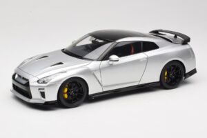 Nissan GT-R R35 Track Edition NISMO T-Spec Ultimate Metal Silver MotorHelix 1:18 M83517 Metalas