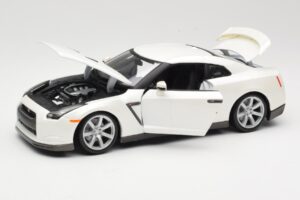 Nissan GT-R R35 Baltas Bburago 1:18 18-12079 Metalas - nuotrauka 2 iš 8
