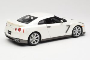 Nissan GT-R R35 Baltas Bburago 1:18 18-12079 Metalas - nuotrauka 3 iš 8