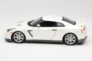 Nissan GT-R R35 Baltas Bburago 1:18 18-12079 Metalas - nuotrauka 4 iš 8