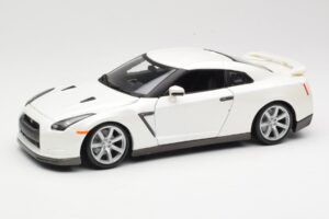 Nissan GT-R R35 Baltas Bburago 1:18 18-12079 Metalas