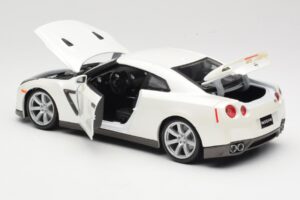 Nissan GT-R R35 Baltas Bburago 1:18 18-12079 Metalas - nuotrauka 5 iš 8