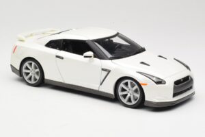 Nissan GT-R R35 Baltas Bburago 1:18 18-12079 Metalas - nuotrauka 6 iš 8