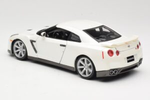 Nissan GT-R R35 Baltas Bburago 1:18 18-12079 Metalas - nuotrauka 7 iš 8