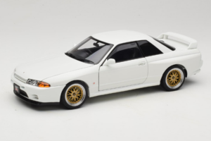 Nissan Skyline GT-R R32 V-Spec II Tuned Crystal White AUTOart 1:18 77416 Metalas