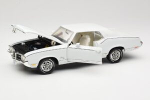Oldsmobile Cutlass SX Baltas ERTL 1:18 33775 Metalas - nuotrauka 2 iš 8