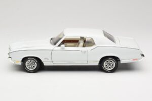 Oldsmobile Cutlass SX Baltas ERTL 1:18 33775 Metalas - nuotrauka 4 iš 8