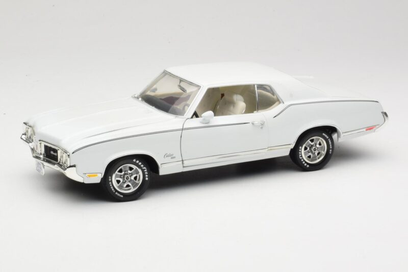 Oldsmobile Cutlass SX Baltas ERTL 1:18 33775 Metalas