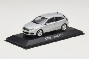 Opel Astra H GTC Sidabras Minichamps 1:43 ASTRA003 Metalas - nuotrauka 2 iš 4