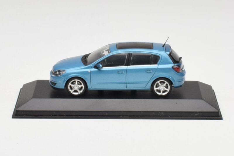 Opel Astra H Šviesiai Mėlynas Minichamps 1:43 400043001 Metalas