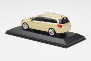Opel Astra H Universalas Geltonas Minichamps 1:43 1799098 Metalas - nuotrauka 3 iš 4