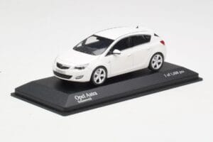 Opel Astra J Baltas Minichamps 1:43 400049001 Metalas - nuotrauka 2 iš 4