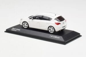 Opel Astra J Baltas Minichamps 1:43 400049001 Metalas - nuotrauka 3 iš 4