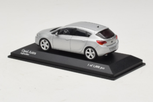 Opel Astra J Sidabrinis Minichamps 1:43 400049000 Metalas - nuotrauka 3 iš 4