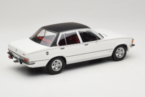 Opel Commodore B Baltas MCG 1:18 MCG18564 Metalas - nuotrauka 2 iš 6