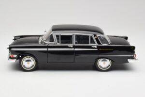 Opel Kapitan P2 Juodas Revell 1:18 08821 Metalas - nuotrauka 4 iš 8