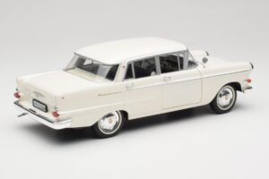 Opel Kapitan P2 Baltas Revell 1:18 08821-M1 Metalas - nuotrauka 3 iš 8