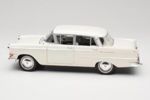 Opel Kapitan P2 Baltas Revell 1:18 08821-M1 Metalas - nuotrauka 4 iš 8