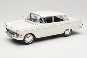 Opel Kapitan P2 Baltas Revell 1:18 08821-M1 Metalas