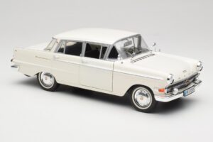 Opel Kapitan P2 Baltas Revell 1:18 08821-M1 Metalas - nuotrauka 6 iš 8