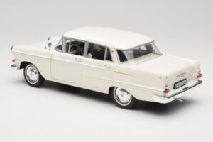 Opel Kapitan P2 Baltas Revell 1:18 08821-M1 Metalas - nuotrauka 7 iš 8