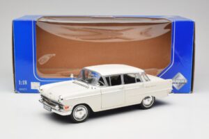 Opel Kapitan P2 Baltas Revell 1:18 08821-M1 Metalas - nuotrauka 8 iš 8