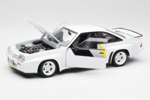Opel Manta 400 Homologation Baltas Revell 1:18 8819 Metalas - nuotrauka 2 iš 8