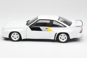 Opel Manta 400 Homologation Baltas Revell 1:18 8819 Metalas - nuotrauka 4 iš 8