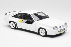Opel Manta 400 Homologation Baltas Revell 1:18 8819 Metalas - nuotrauka 6 iš 8