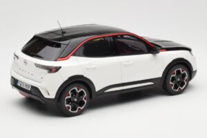 Opel Mokka-E GS Line Jada Baltas Otto 1:18 OT1045 Derva - nuotrauka 2 iš 6