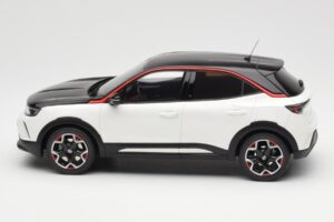 Opel Mokka-E GS Line Jada Baltas Otto 1:18 OT1045 Derva - nuotrauka 3 iš 6