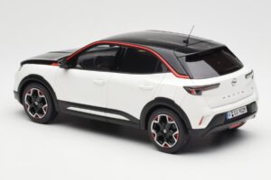 Opel Mokka-E GS Line Jada Baltas Otto 1:18 OT1045 Derva - nuotrauka 5 iš 6