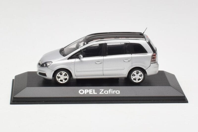 Opel Zafira B Sidabrinis Minichamps 1:43 1799109 Metalas