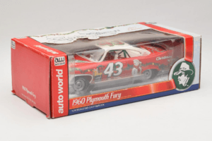 Plymouth Fury #43 R. Petty NASCAR 1960 Auto World 1:24 AW24003/06 Metalas - nuotrauka 2 iš 3