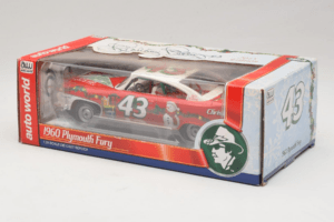 Plymouth Fury #43 R. Petty NASCAR 1960 Auto World 1:24 AW24003/06 Metalas - nuotrauka 3 iš 3