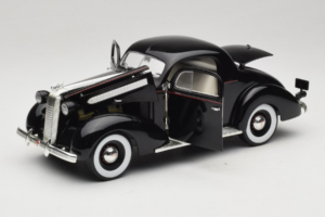 Pontiac Deluxe Juodas Signature Models 1:18 18106 Metalas - nuotrauka 2 iš 8