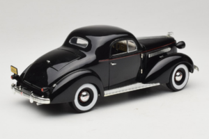 Pontiac Deluxe Juodas Signature Models 1:18 18106 Metalas - nuotrauka 3 iš 8