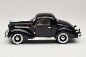Pontiac Deluxe Juodas Signature Models 1:18 18106 Metalas - nuotrauka 4 iš 8