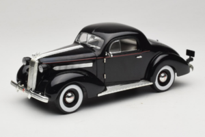Pontiac Deluxe Juodas Signature Models 1:18 18106 Metalas