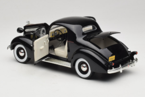Pontiac Deluxe Juodas Signature Models 1:18 18106 Metalas - nuotrauka 5 iš 8