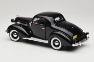 Pontiac Deluxe Juodas Signature Models 1:18 18106 Metalas - nuotrauka 7 iš 8