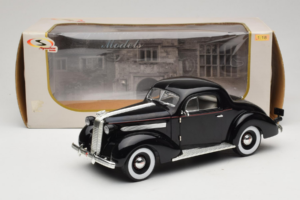 Pontiac Deluxe Juodas Signature Models 1:18 18106 Metalas - nuotrauka 8 iš 8