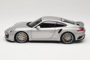 Porsche 911 991 Turbo S Sidabrinis Minichamps 1:18 113067126 Metalas - nuotrauka 4 iš 8